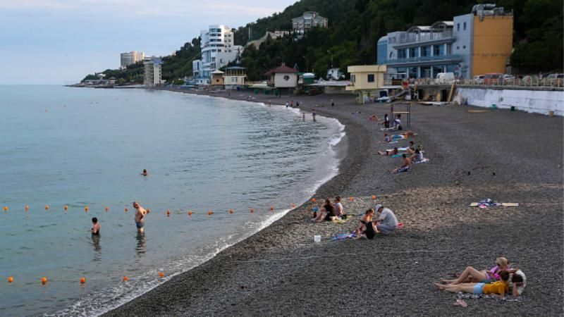 Поодинокі рибалки і заблукалі туристи: як зараз виглядають спорожнілі пляжі Алушти Поодинокі рибалки і заблукалі туристи: як зараз виглядають спорожнілі пляжі Алушти