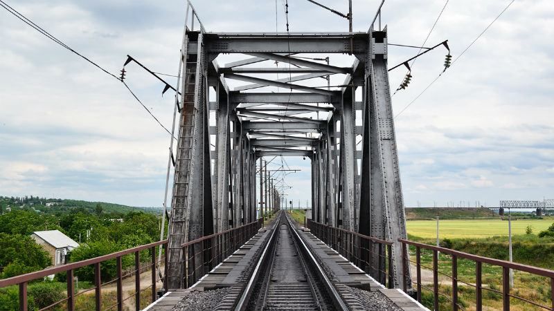 Юный экстремал сорвался с железнодорожного моста во Львове