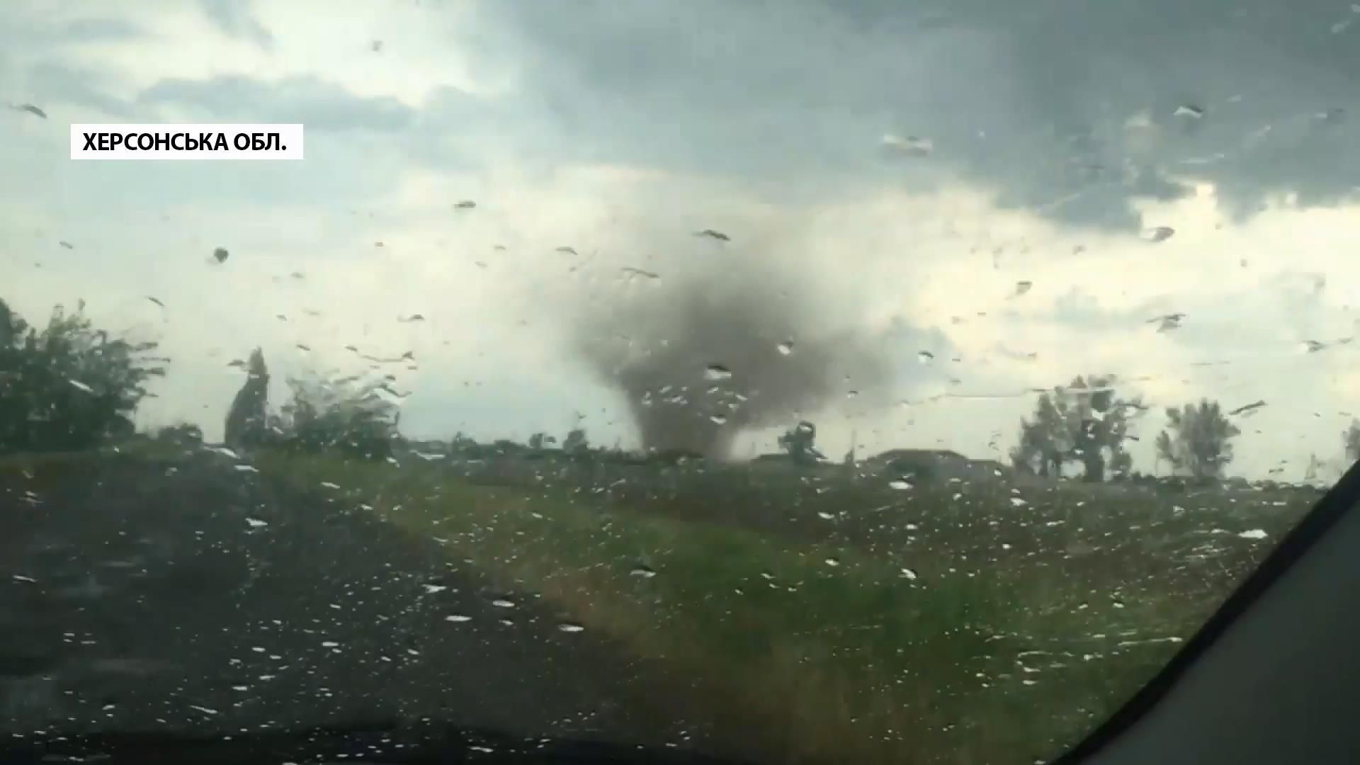 Херсонщиною пронісся смерч: вражаюче відео Херсонщиною пронісся смерч: вражаюче відео
