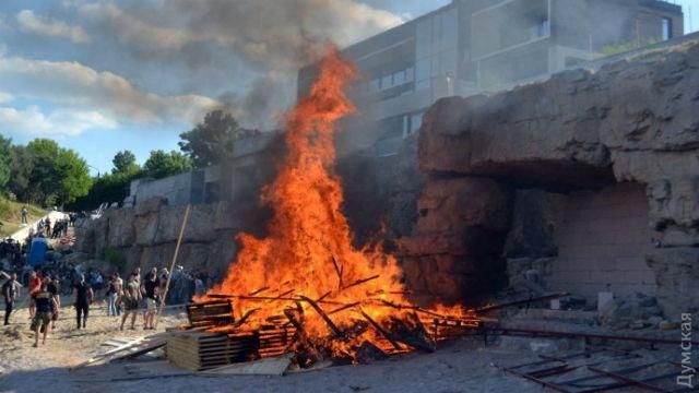 Народний гнів. Одесити рознесли загородження на пляжі біля колишньої вілли олігарха