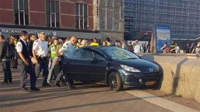 Автомобиль переехал почти десяток людей в Амстердаме
