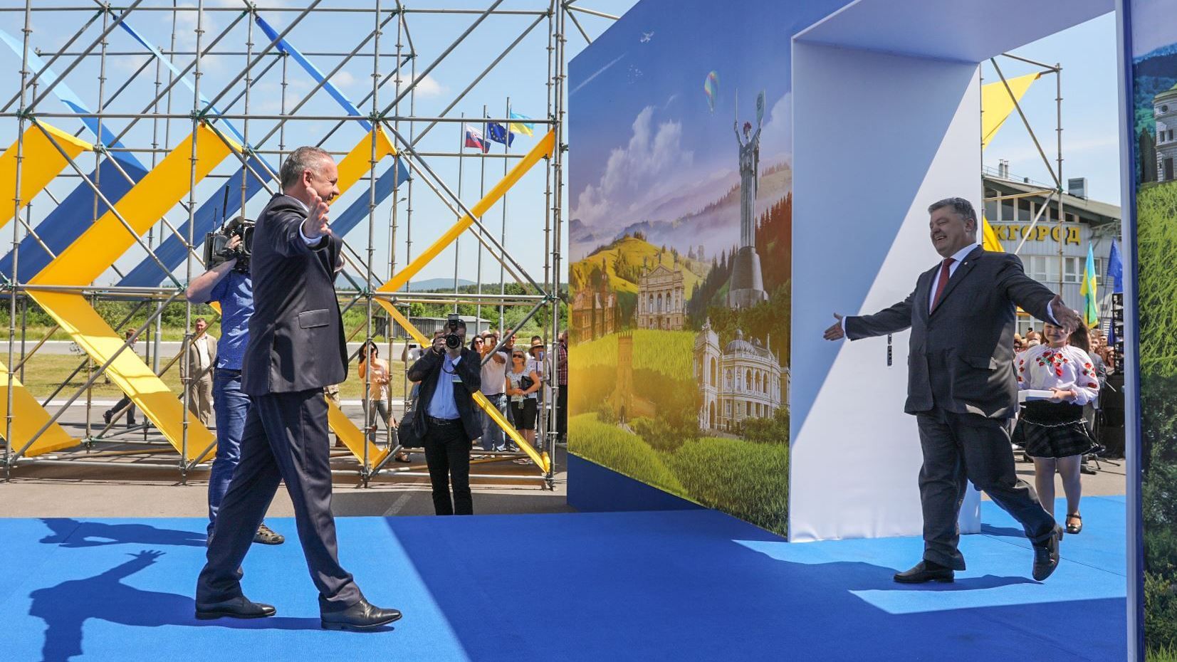 Петр Порошенко открыл "символические двери в ЕС" Петр Порошенко открыл "символические двери в ЕС"