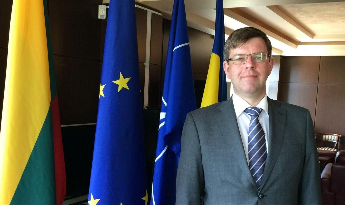 Посол європейської країни особисто проводив перших українців, які подорожували без віз