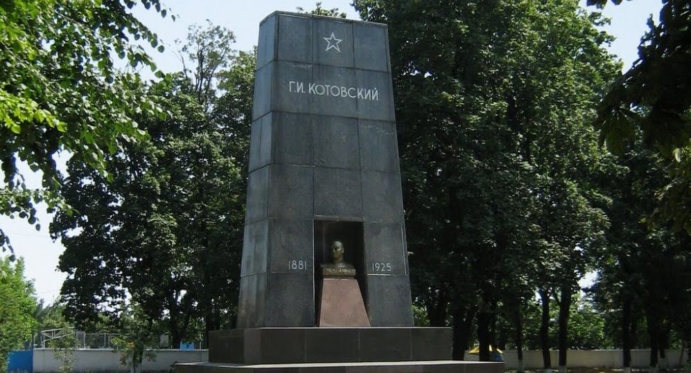 В Одесской области снесли скандальный памятник
