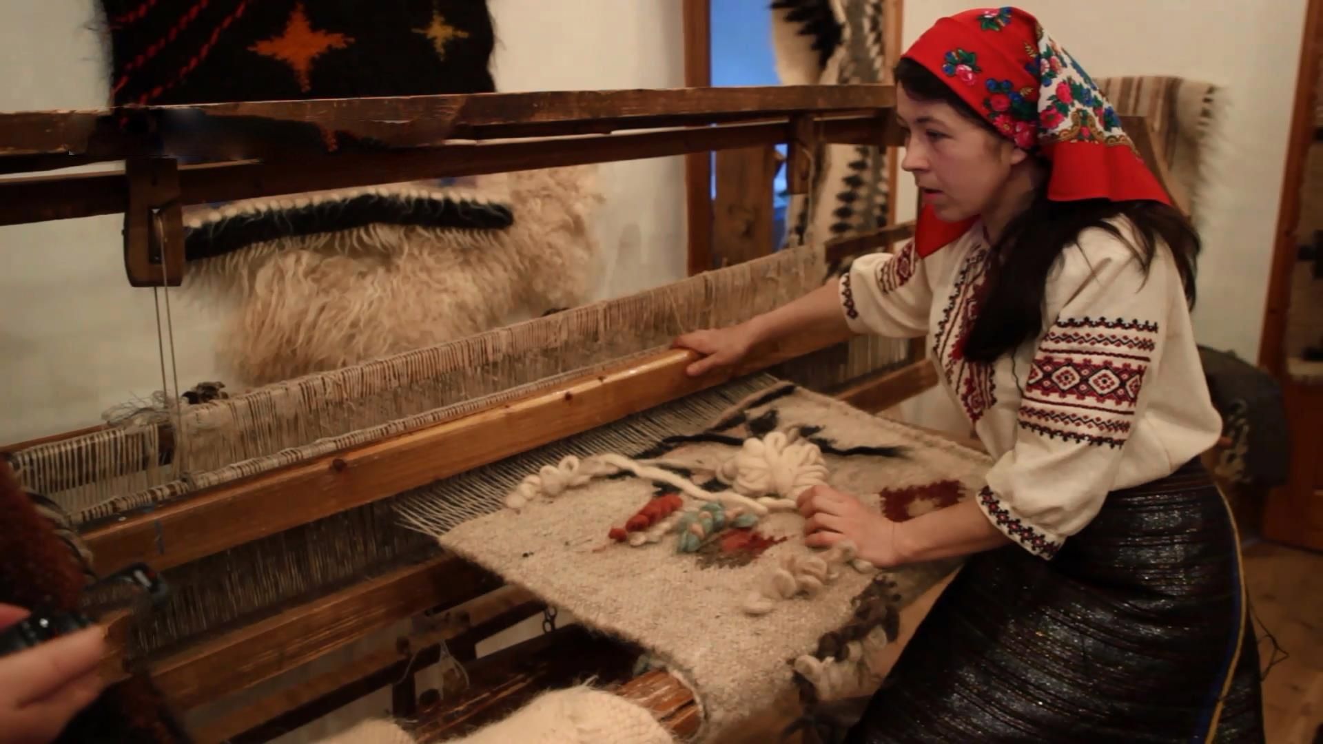 Покрывала, известные на весь мир, создают в украинском селе на Прикарпатье