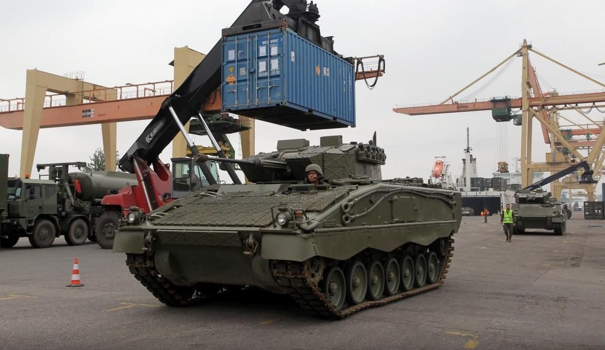 В Латвію перекинули ешелон військової техніки: фото