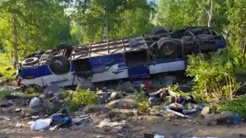 Тіла загиблих розкидані по землі: з'явилося моторошне відео аварії в Росії (18+)