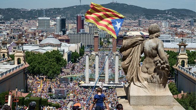 Каталонцы вышли на многотысячный митинг за независимость: яркие фото