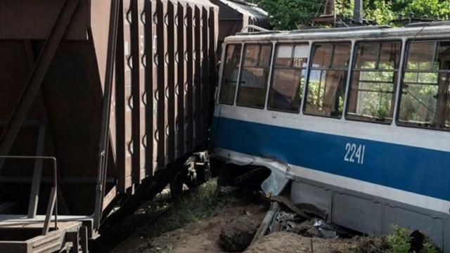Трамвай врезался в грузовой поезд в Днепре: фото и видео