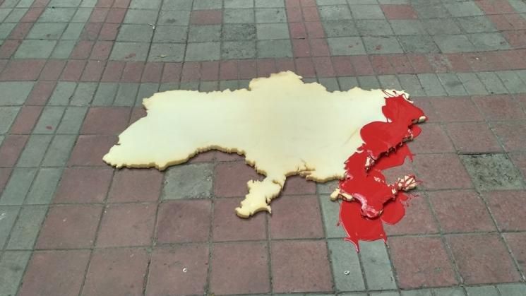 Залита кров'ю Україна: в Харкові пікетували консульство Росії. Фото та відео