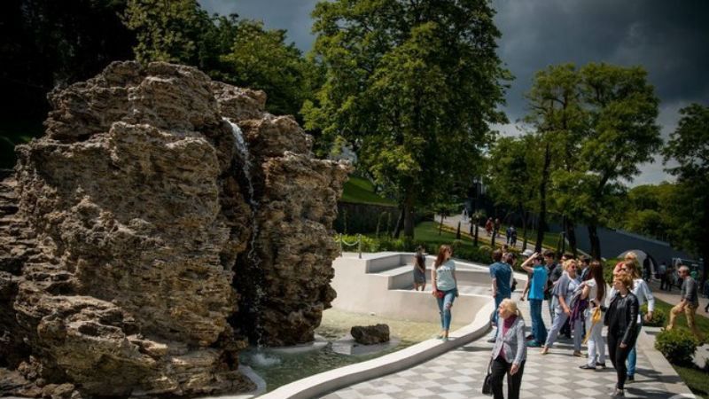 Отдыхающие вывели из строя известный фонтан в Одессе