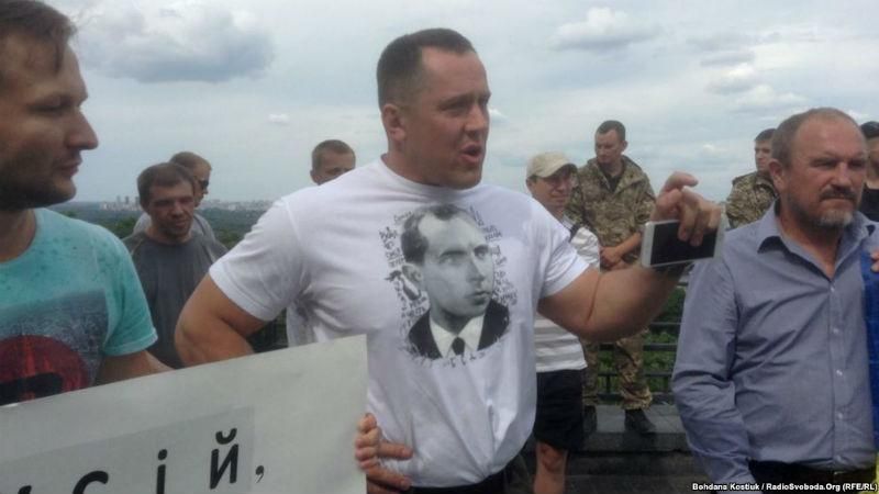 Ветераны АТО своеобразно отметили День России в Киеве Ветераны АТО своеобразно отметили День России в Киеве