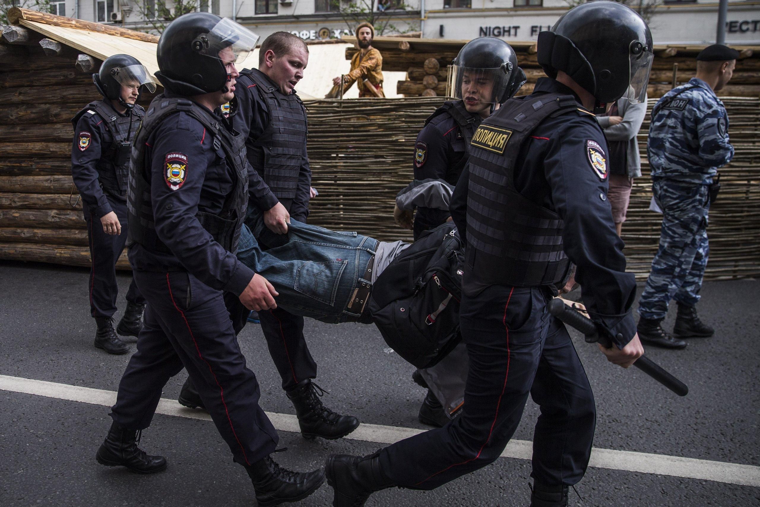 Мітинг у Москві: кількість затриманих різко зросла, активісти повідомляють про жорстокі побиття