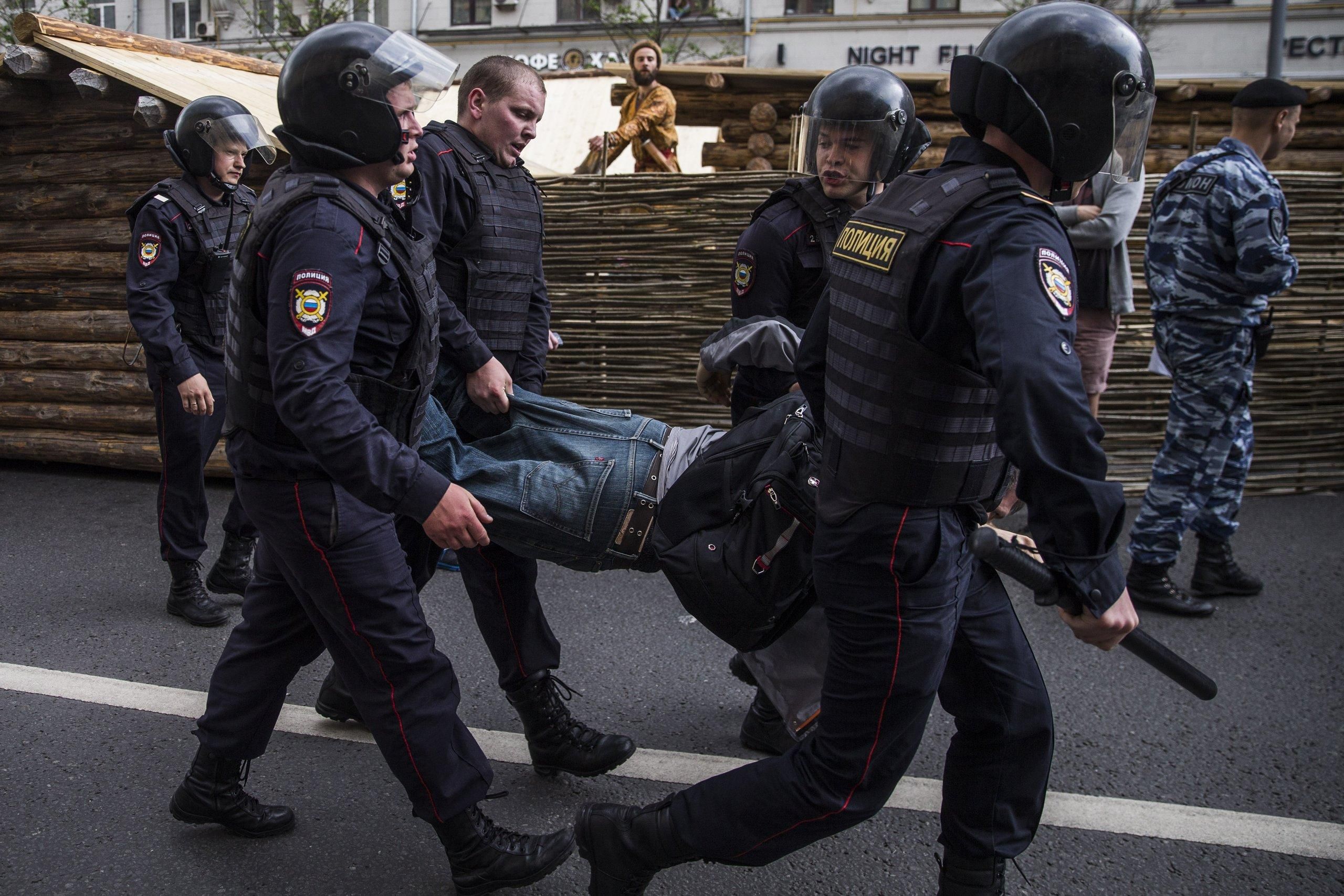 Митинг в Москве: количество задержанных резко возросло, активисты сообщают о жестоких избиениях