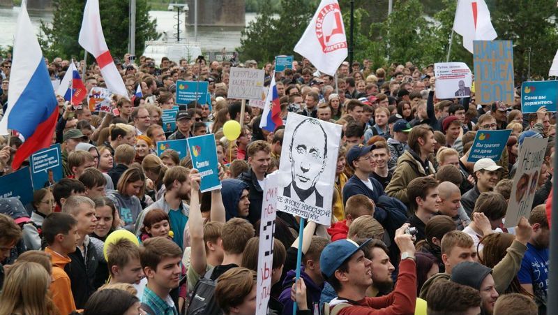 День России. Как РосСМИ освещают антикоррупционные митинги