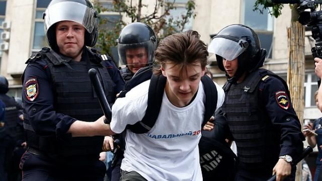 Антикоррупционные митинги и массовые задержания: день России в самых ярких фото