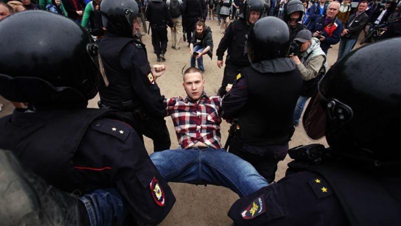 Митинги в России: двум активистам грозит до 10 лет за решеткой