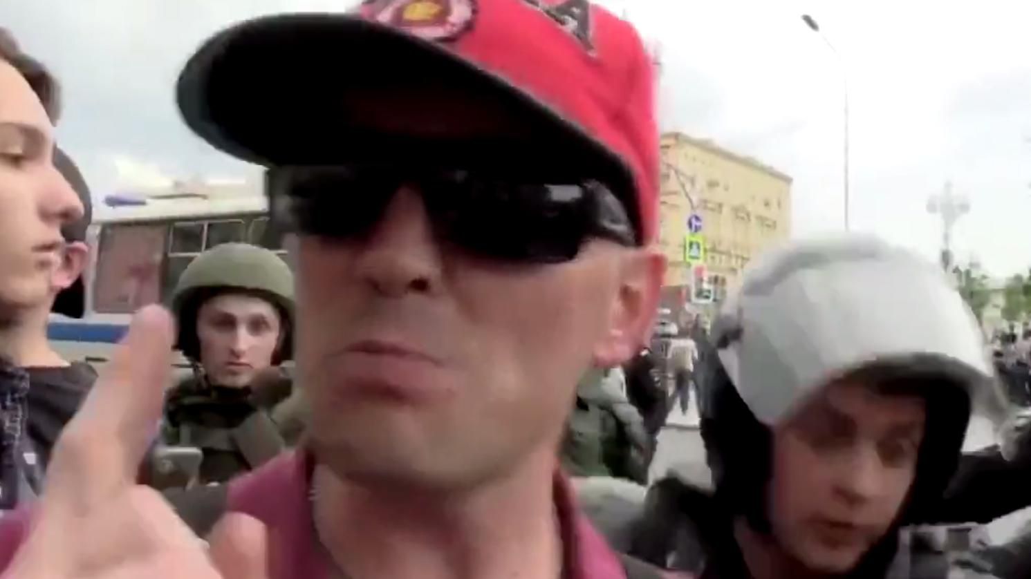 Бей своих: силовики задержали сторонника Путина, когда тот воспевал президента РФ Бей своих: силовики задержали сторонника Путина, когда тот воспевал президента РФ