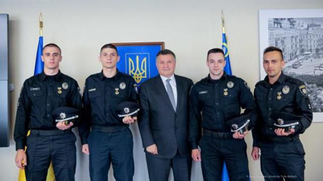 Відважні луцькі поліцейські, які врятували самогубця, отримали нагороди