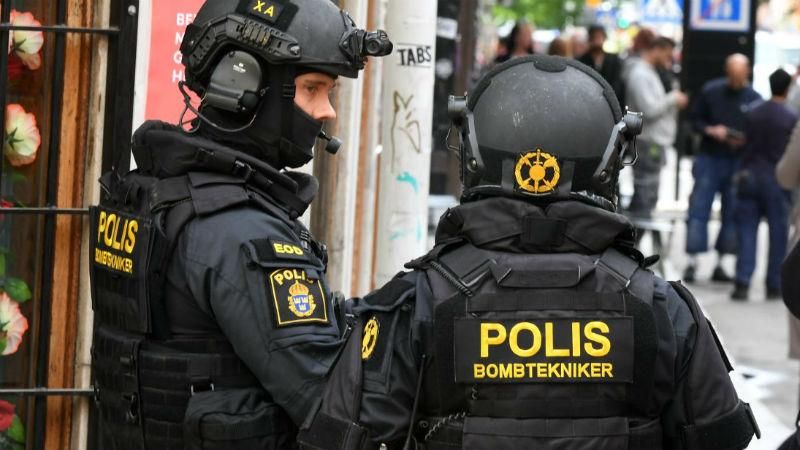 В Стокгольме грузовик протаранил несколько авто: началась масштабная спецоперация В Стокгольме грузовик протаранил несколько авто: началась масштабная спецоперация