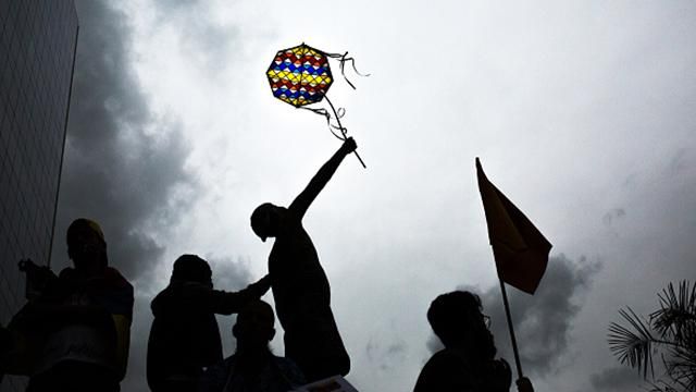 Митингующие забросали "коктейлями Молотова" здание Верховного суда в Венесуэле