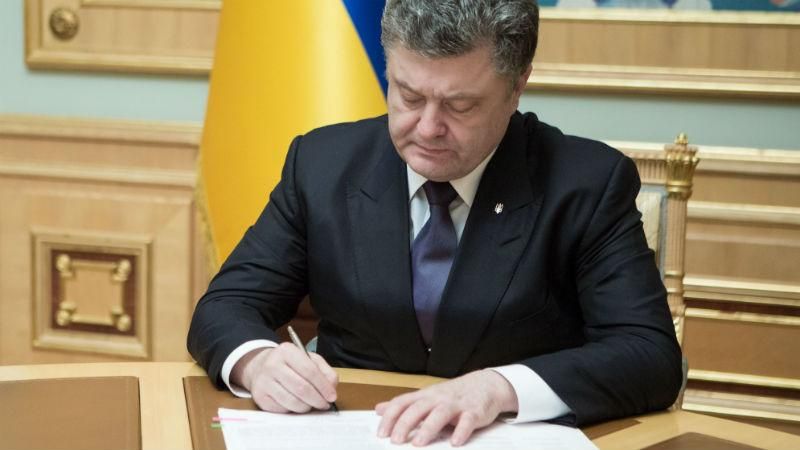 Порошенко звільнив двох послів 