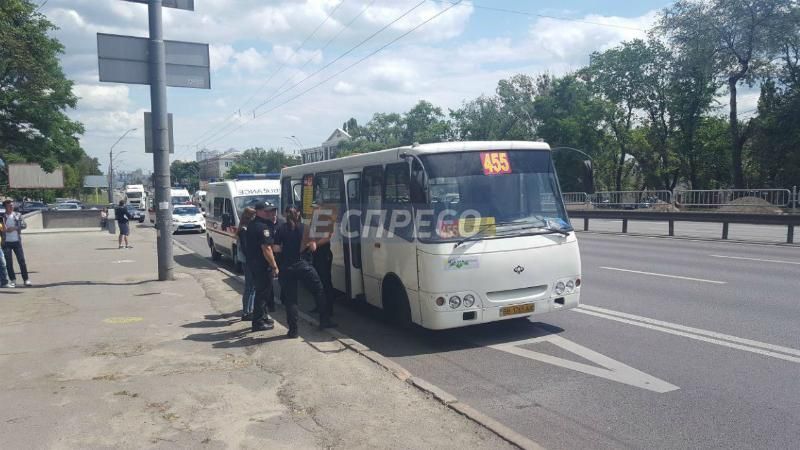 В Киеве произошел взрыв в маршрутке: водитель потерял сознание, среди пострадавших – беременная