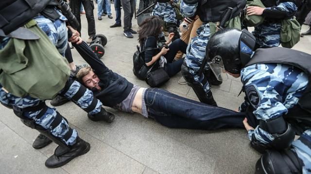 Відкриті кримінальні справи і понад 800 затриманих: чим у Москві закінчився День Росії