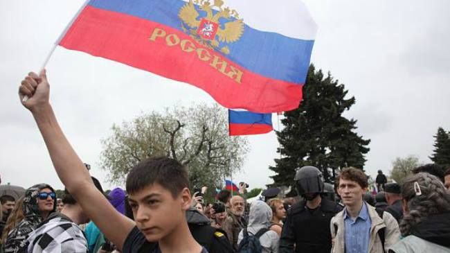 Молодое поколение россиян является потенциальной угрозой для власти Путина, – швейцарское издание