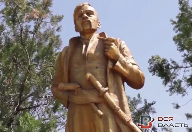 "Ленін" став "українським гетьманом" на Запоріжжі "Ленін" став "українським гетьманом" на Запоріжжі