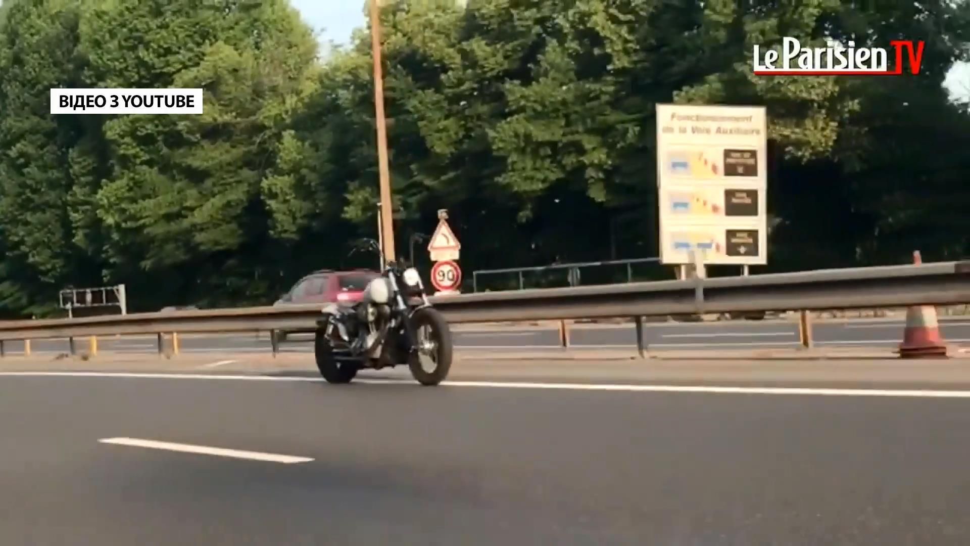 Во Франции мотоцикл ехал несколько километров без водителя после ДТП: видео