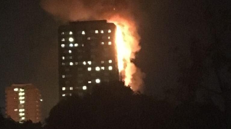 В Лондоне горит многоэтажка с людьми внутри: фото и видео