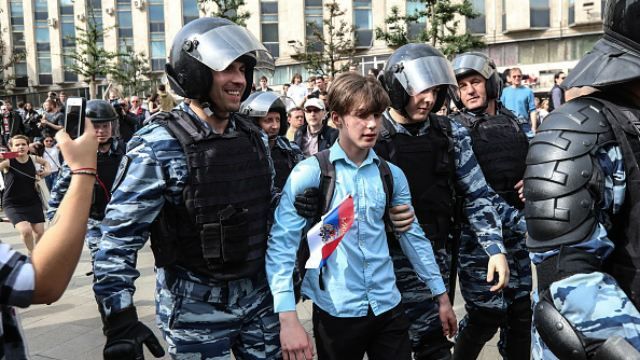 На антикорупційних мітингах у Москві затримали понад 100 підлітків