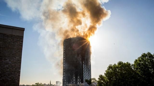 Страшный пожар в Лондоне может буквально повлиять на Brexit Страшный пожар в Лондоне может буквально повлиять на Brexit