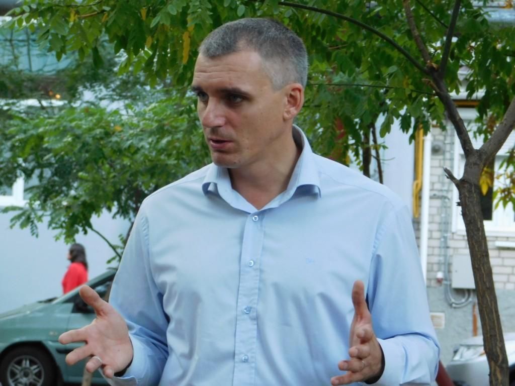 ЗМІ: Мер Миколаєва втік від поліцейських через вікно
