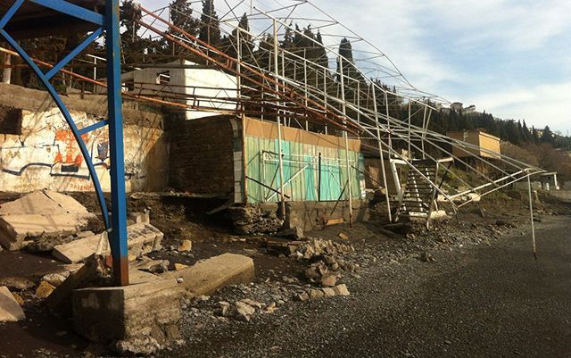 Зона отчуждения: появились фото разгромленных пляжей Большой Алушты Зона отчуждения: появились фото разгромленных пляжей Большой Алушты