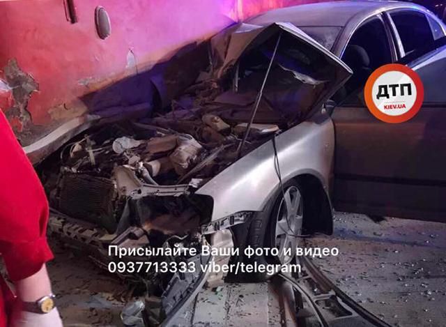 Страшная авария случилась в Киеве: авто раздавило от столкновения с трамваем