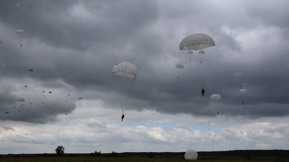 Як українські військові відпрацьовують майстерність десантування: вражаючі фото