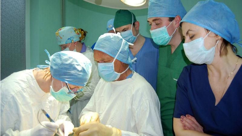 Німецький пластичний хірург-волонтер робить безкоштовні  операції дітям у Львові