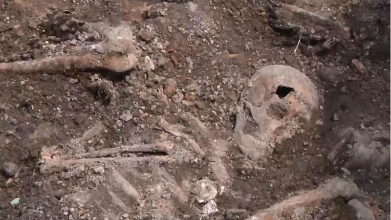 У центрі Луцька під час ремонту дороги знайшли людські кістки