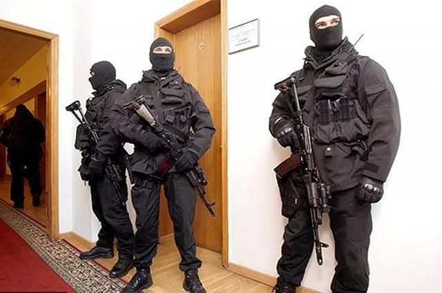 Поліція обшукує приміщення НАЗК Поліція обшукує приміщення НАЗК