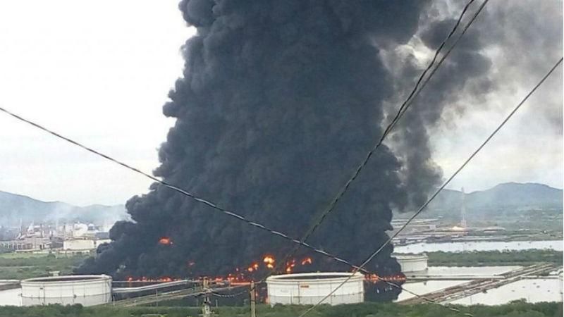 В Мексике вспыхнул нефтеперерабатывающий завод: появилось видео