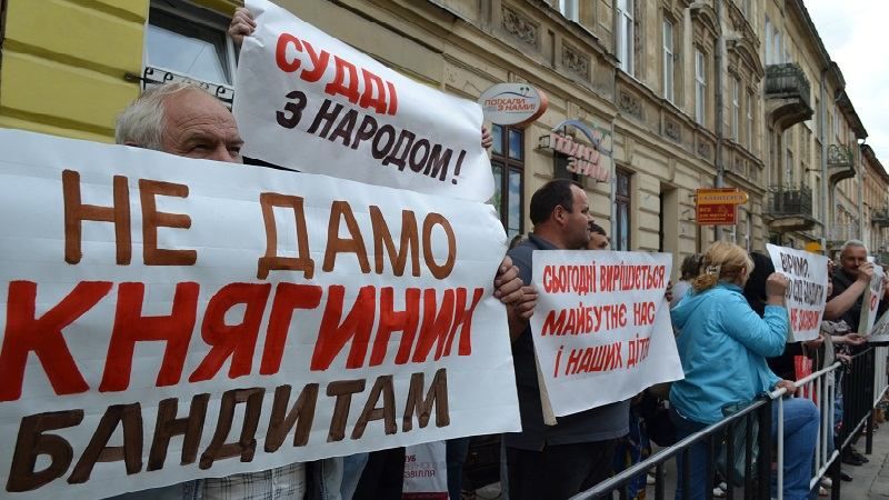 Под Львовским судом требовали не позволить рейдерам ликвидировать спиртзавод