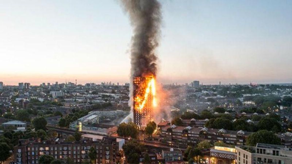 В результате масштабного пожара в Лондоне спасатели не могут найти десятки британцев В результате масштабного пожара в Лондоне спасатели не могут найти десятки британцев