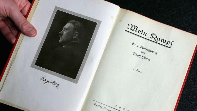 Рідкісну книгу з підписом Гітлера виставили на аукціон 