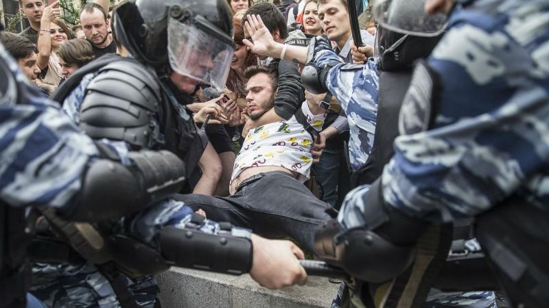 Мітинги в Росії: школяра звинувачують у побитті поліцейського 