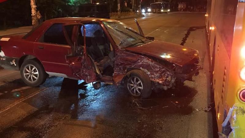 Автомобіль протаранив тролейбус у Києві Автомобіль протаранив тролейбус у Києві