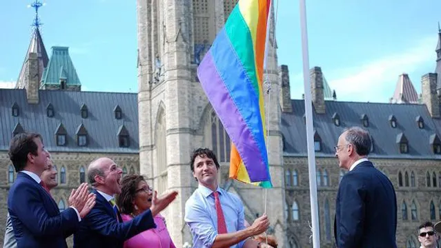 Джастін Трюдо особисто підняв прапор ЛГБТ