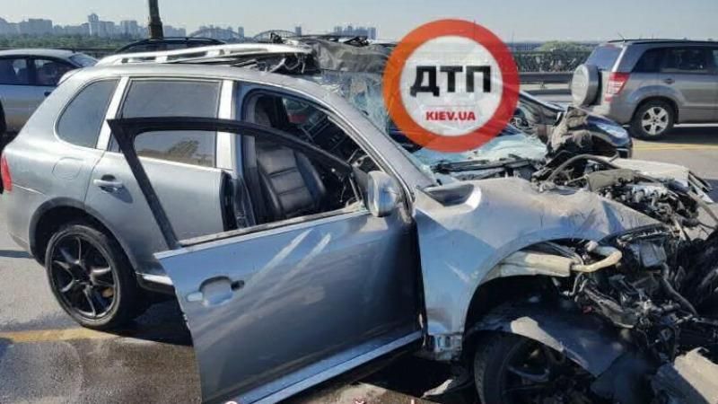 Жуткое ДТП на мосту Патона в Киеве: Porsche влетел в молоковоз, пассажира обезглавило