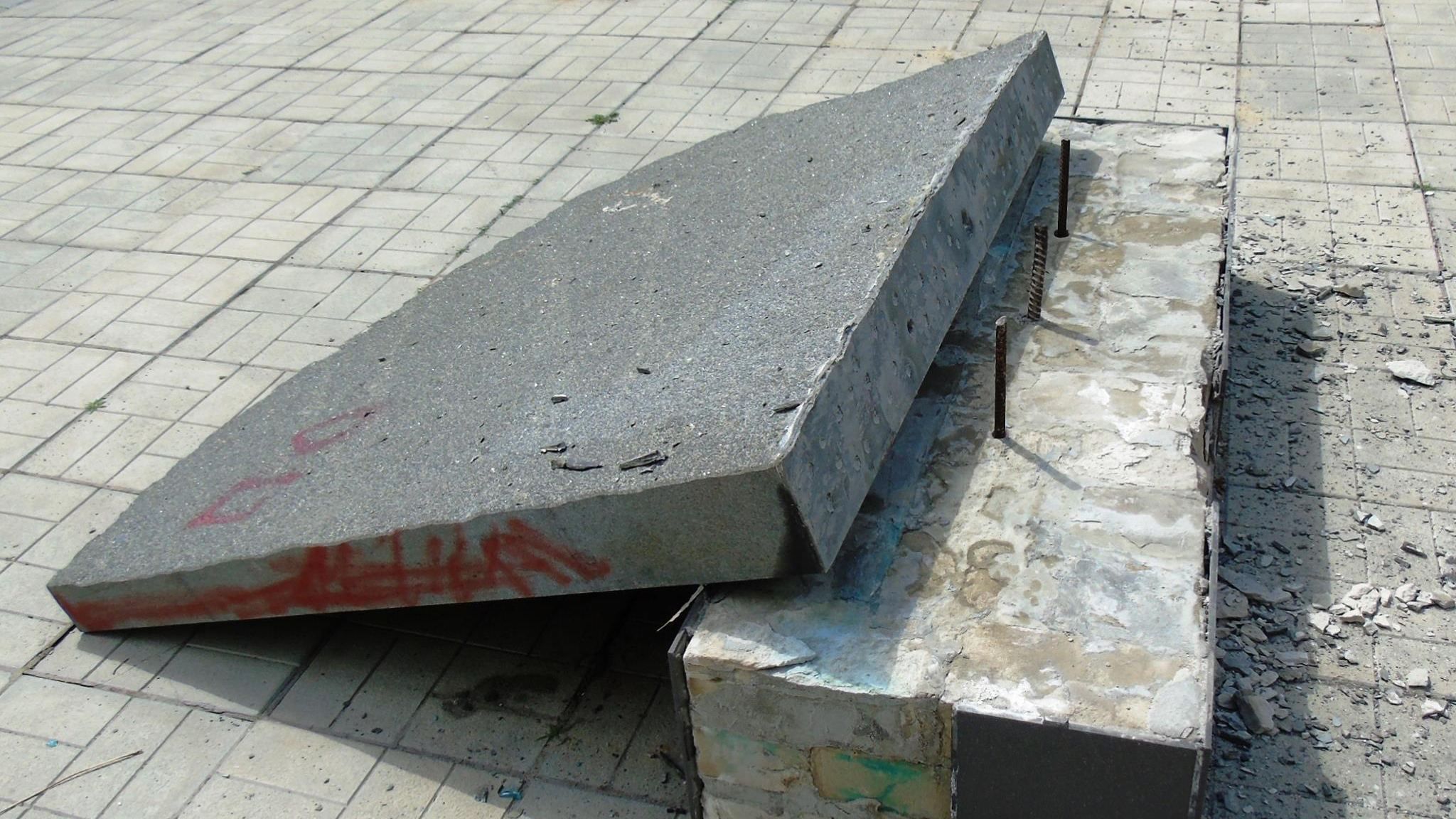 Вандали зруйнували пам’ятник героям АТО у Попасній: фото